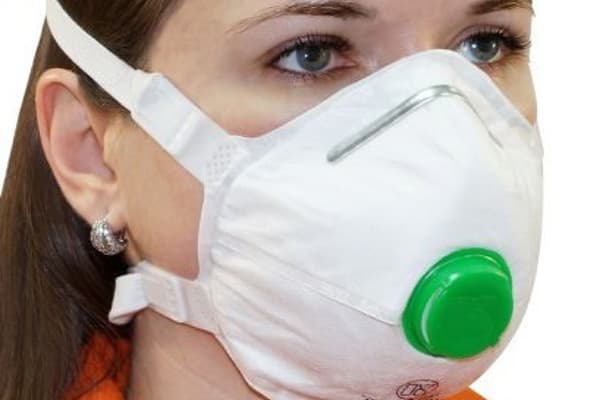 Mergina su respiratoriumi