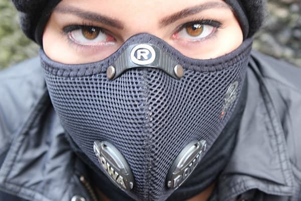 Mergina su respiratoriumi