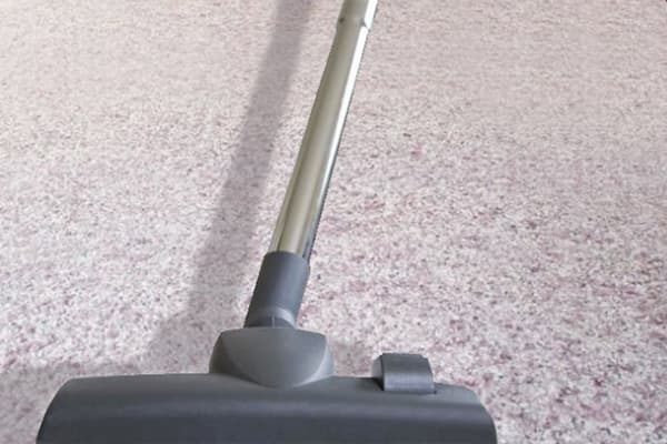 Skystų tapetų valymas dulkių siurbliu