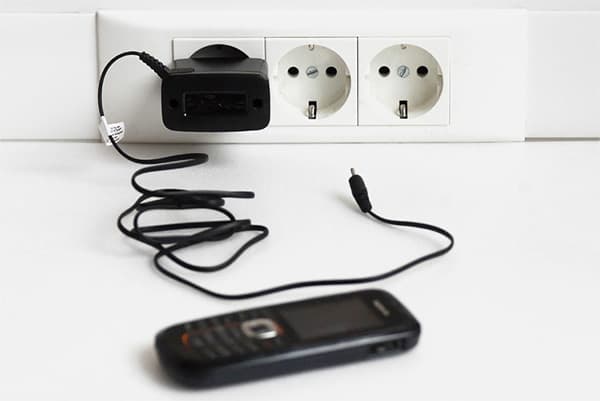 Telefono pakrovėjas paliktas lizde