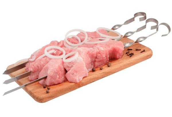 Neapdorotas kebabas ant iešmelių