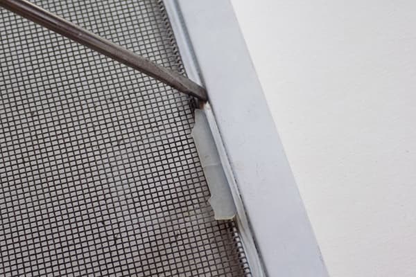 Nulaužta tinklelio nuo uodų rankena