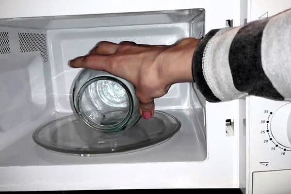 Stiklainių sterilizavimas mikrobangų krosnelėje
