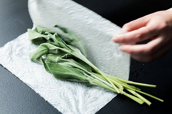 Krūva žalumynų popieriniame rankšluostyje