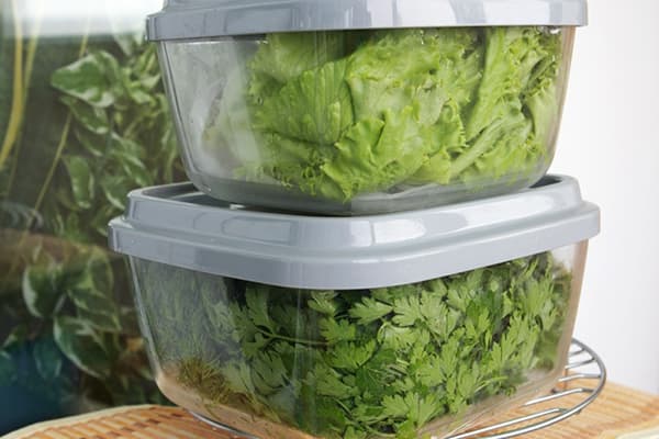 Žalumynai plastikiniuose induose