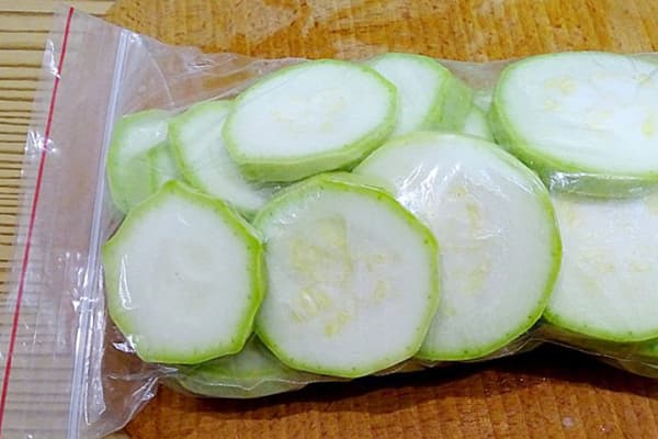 Cukinijų žiedų šaldymas