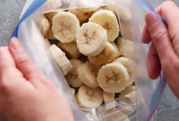 šaldytų bananų maišelyje