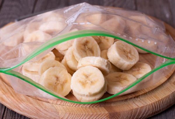 šaldytų pjaustytų bananų maišelyje