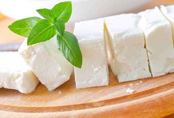 baltas mocarelos sūris