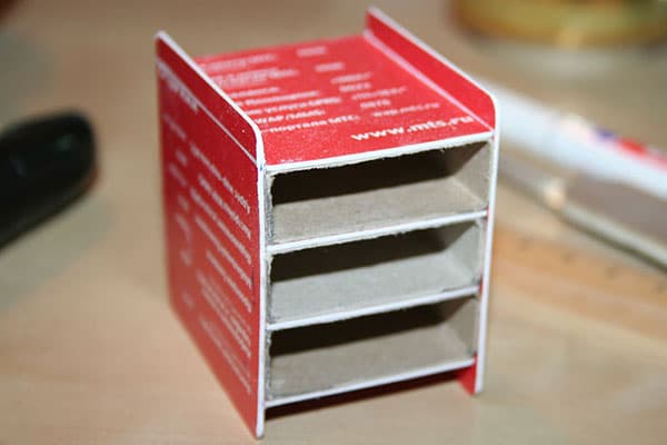 Mini komoda iš plastikinių kortelių ir degtukų dėžučių