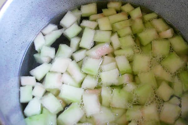 Verdant susmulkintas arbūzo žieveles