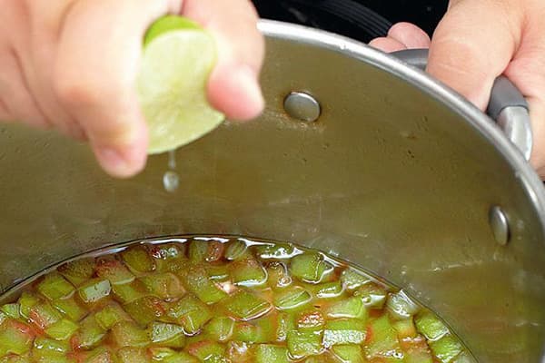 Verdant cukruotus vaisius įpilkite žaliosios citrinos sulčių