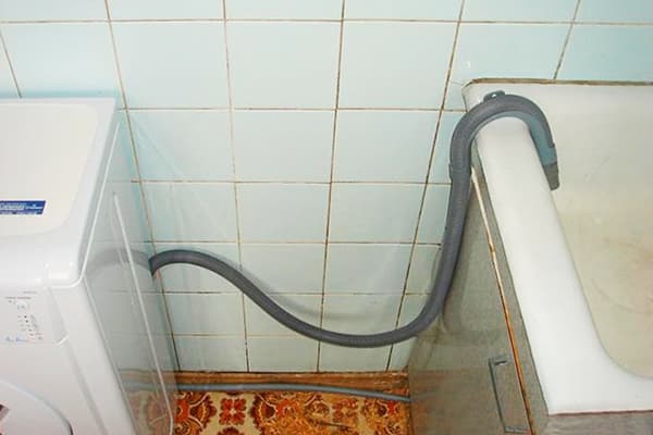 Vandens nuleidimas iš skalbimo mašinos į vonią