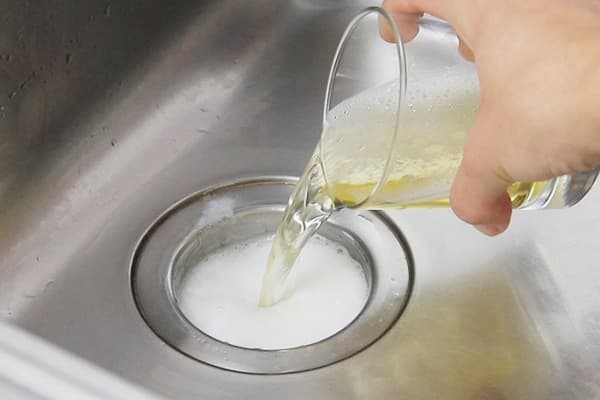 Užkimšimų pašalinimas su soda ir actu