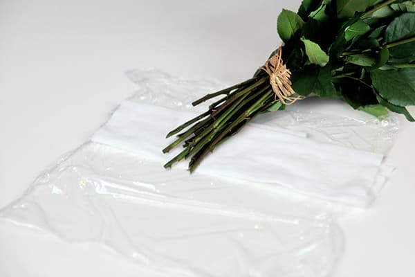 Gėlių puokštė ir maistinė plėvelė