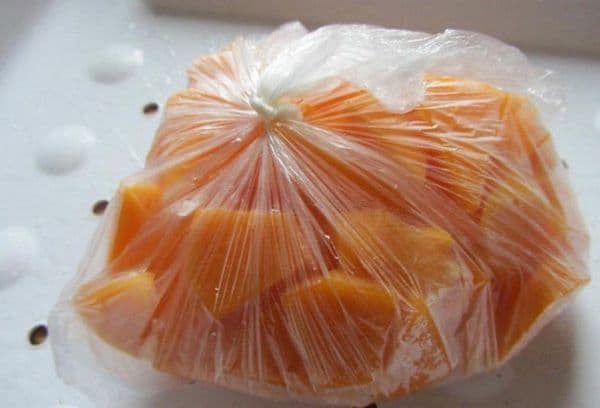 Kubeliais pjaustytas moliūgas maišelyje 