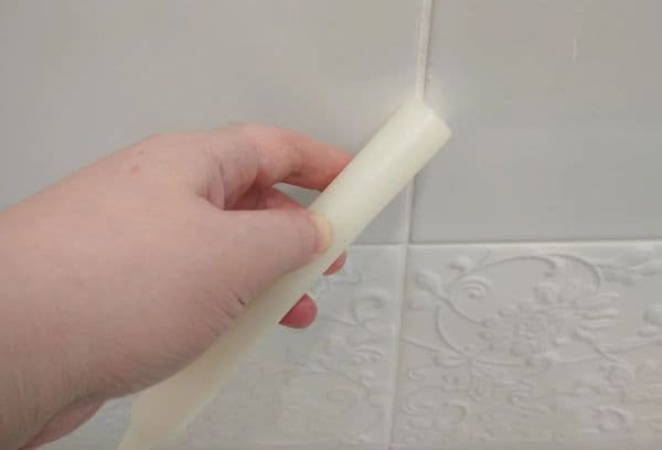 Kaip nuvalyti siūles tarp plytelių nuo nešvarumų ir pelėsio naudojant parafino žvakę