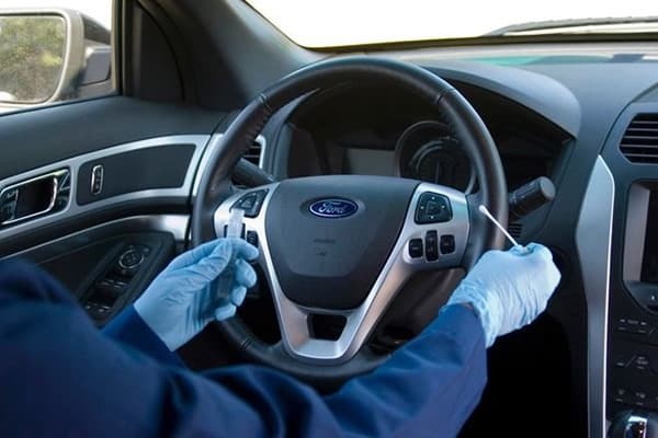 Tikrinama, ar jūsų automobilio vairas nėra mikrobų