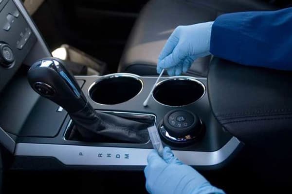 Tikrinama, ar automobilio salone nėra kenksmingų mikroorganizmų