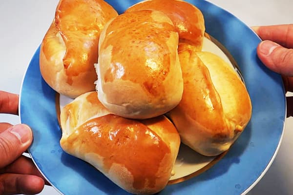 Lėkštė su pyragėliais