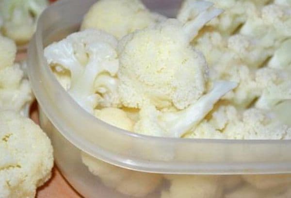žiedinių kopūstų plastikiniame inde
