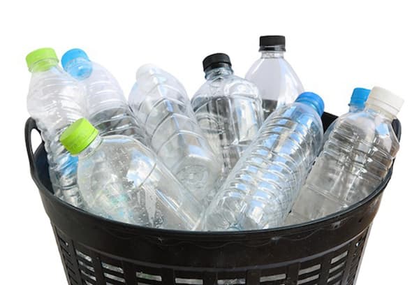 Plastikiniai buteliai šiukšliadėžėje