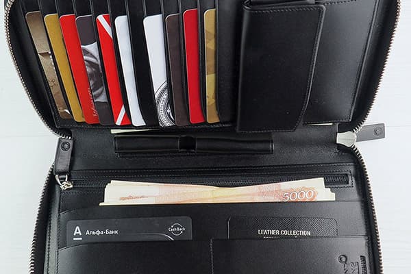 Pinigai ir banko kortelės piniginėje