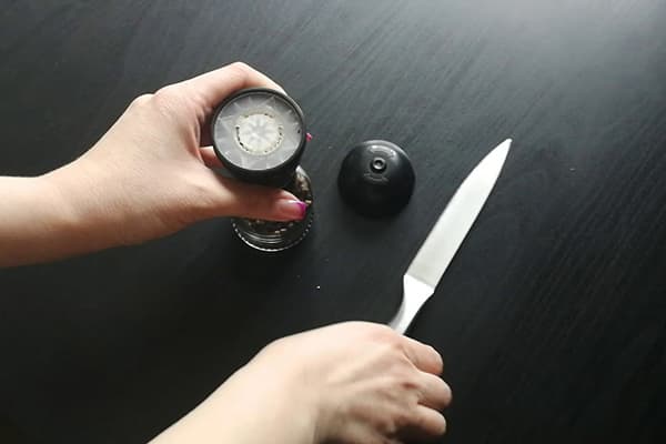 Vienkartinio malūno atidarymas peiliu