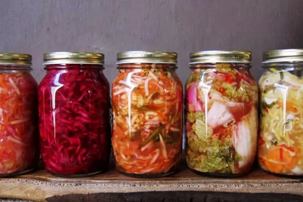 Aštrios fermentuotų daržovių salotos