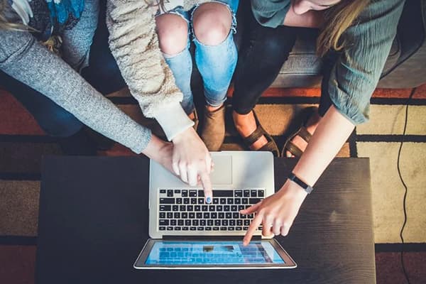 Merginos apsiperka internetinėje parduotuvėje