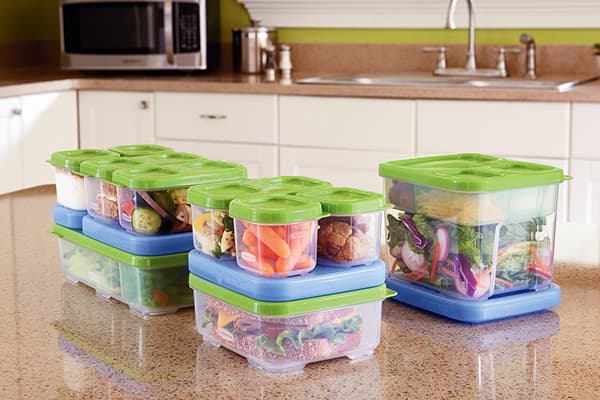 Produktai plastikiniuose induose