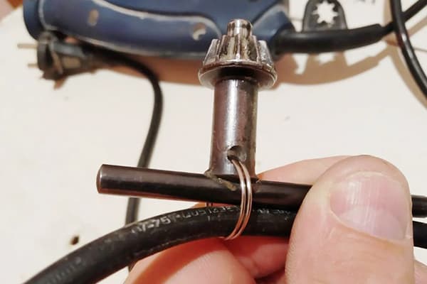 Grąžto rakto pritvirtinimas prie laidų su metaliniu žiedu