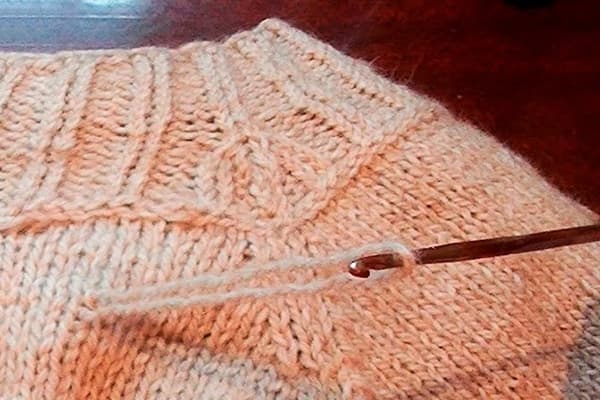 Serrage sur un pull tricoté