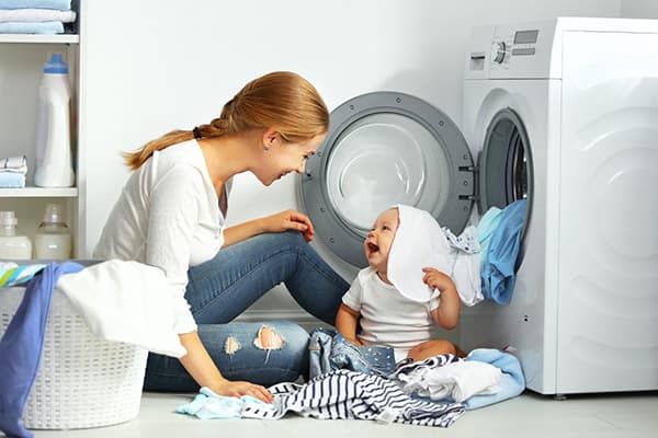 Mama ir kūdikis po plovimo sutvarko reikalus