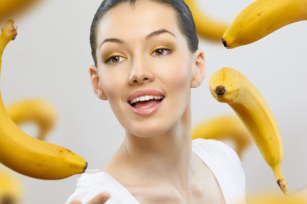 Mergina su bananais