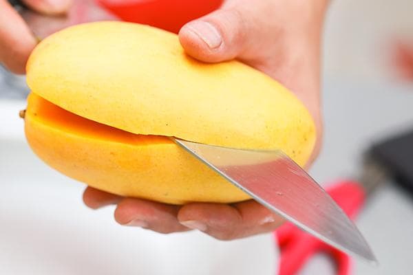 Mango pjaustymas