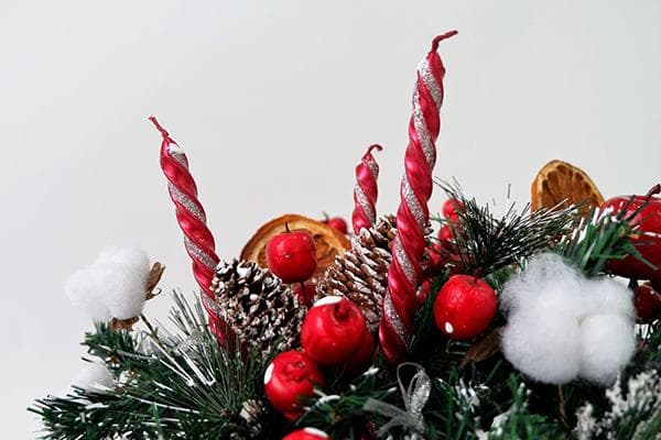 Naujųjų metų kompozicija su žvakėmis