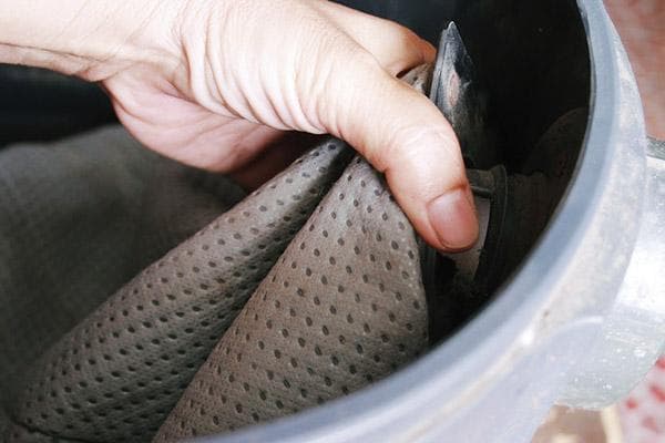 Daugkartinio naudojimo maišelio išėmimas iš dulkių siurblio