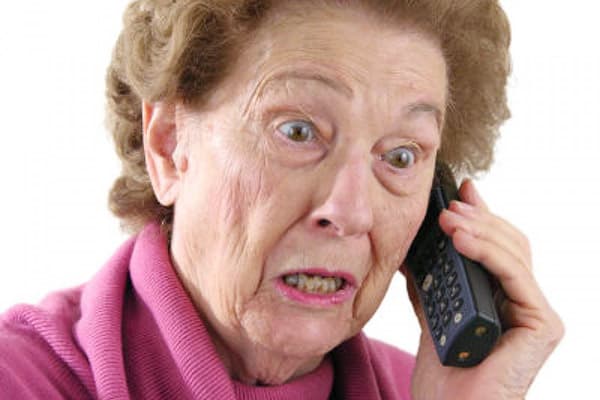 Pasipiktinusi pensininkė kalba telefonu