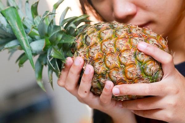 Pirktų ananasų aromato tikrinimas
