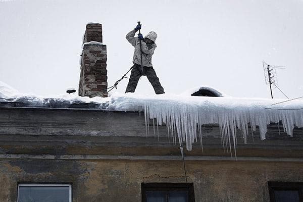 Sniego ir ledo valymas nuo stogo
