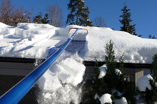 Stogo valymas nuo sniego nuo žemės