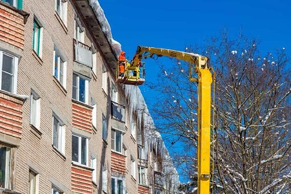 Stogo valymas nuo sniego savaeigiu keltuvu