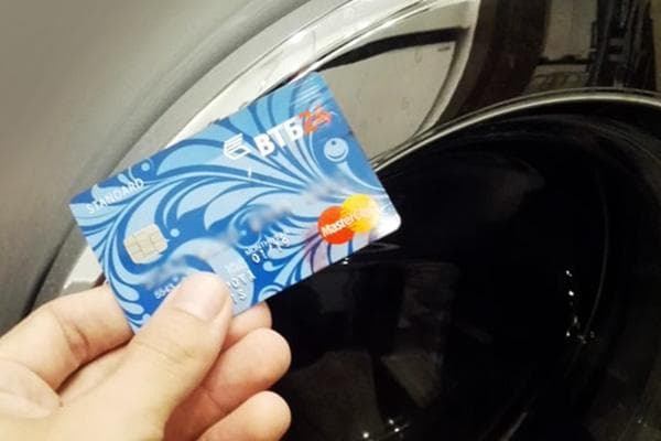 Banko kortelė po plovimo mašinoje