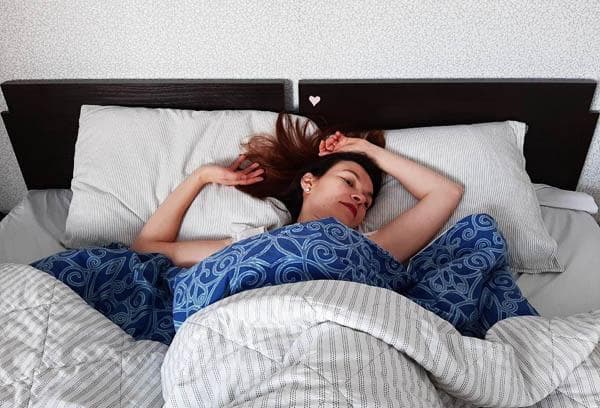 Mergina lovoje su ryškia patalyne