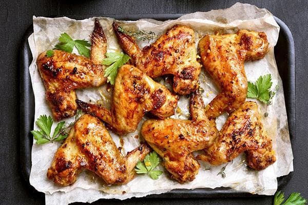 Vištienos sparneliai aštriame marinate su česnaku