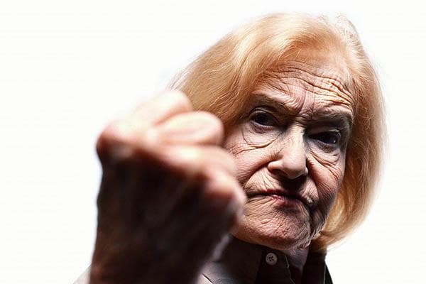 Senutė grasina