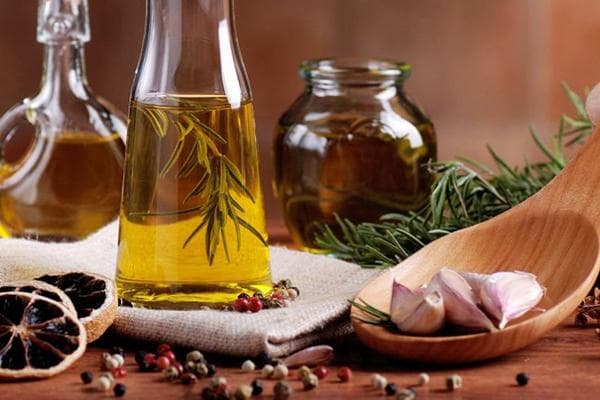 Aromatizuotas augalinis aliejus su rozmarino šakele