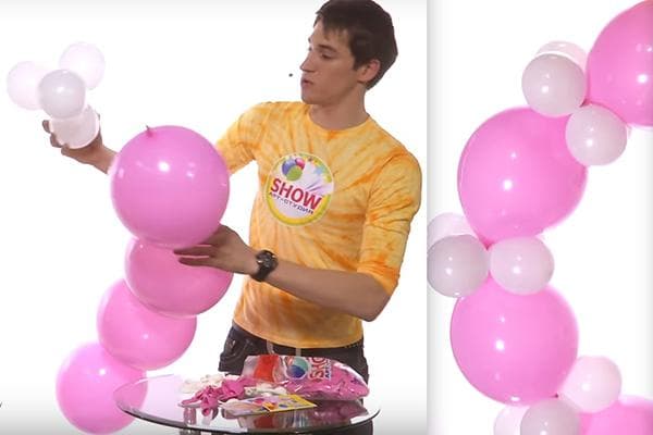 Vyras daro arką iš balionų