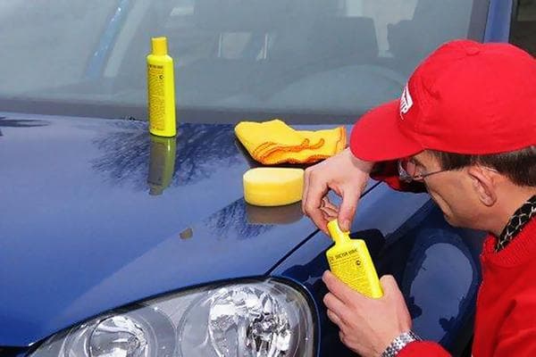 Akrilo dėmių pašalinimas nuo automobilio gaubto